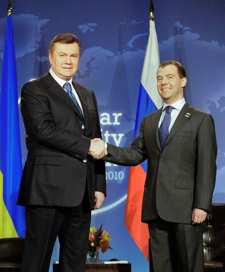 Dmitry Medvedev and Viktor Yanukovych meet in Washington