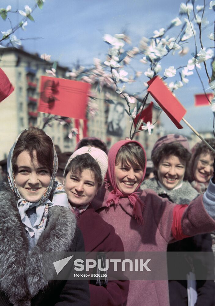Moscowites welcoming Yuri Gagarin