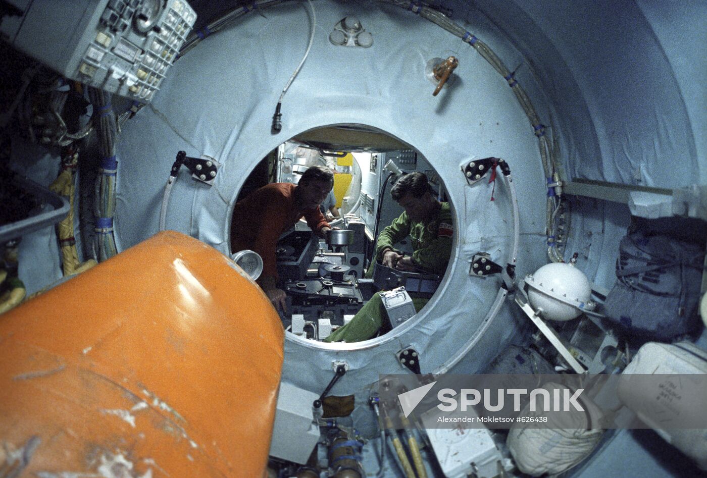 Soyuz T8 spaceship crew