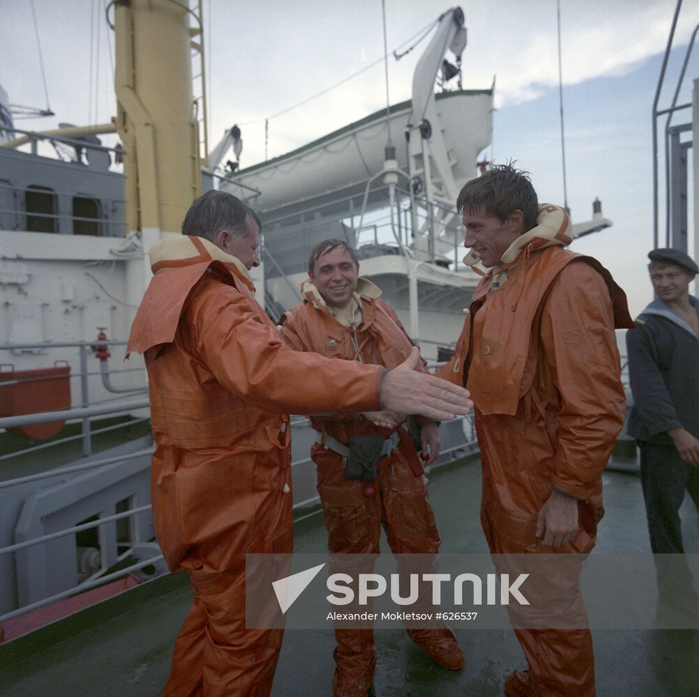 Crew members of space ship "Soyuz TM-7"