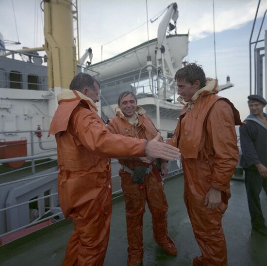 Crew members of space ship "Soyuz TM-7"