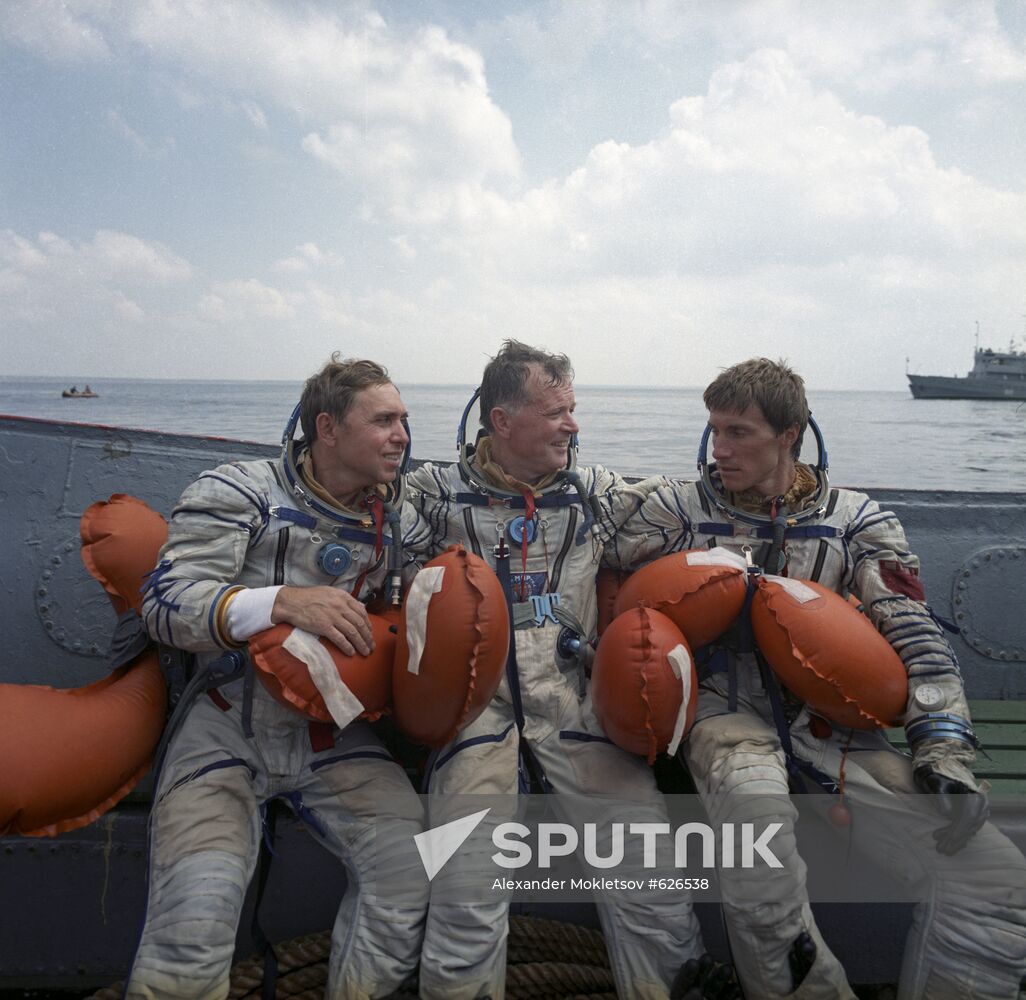 Crew members of space ship "Soyuz TM-7"