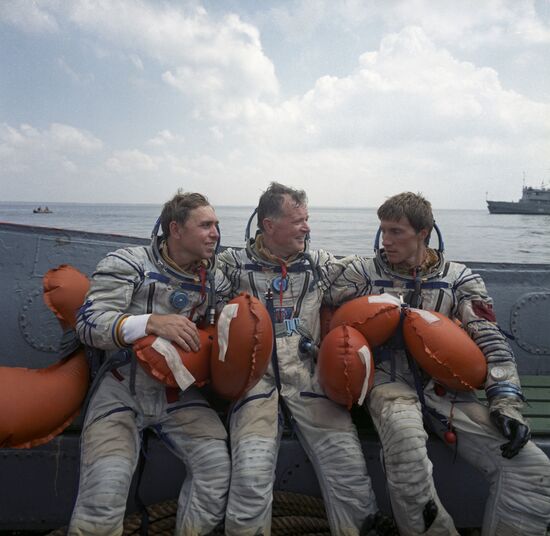 Crew members of space ship "Soyuz TM-7"