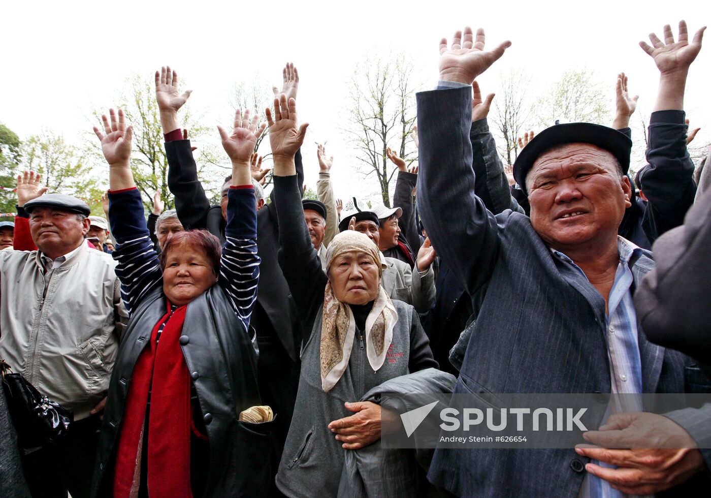 Kyrgyz President Kurmanbek Bakiyev supporters stage rally