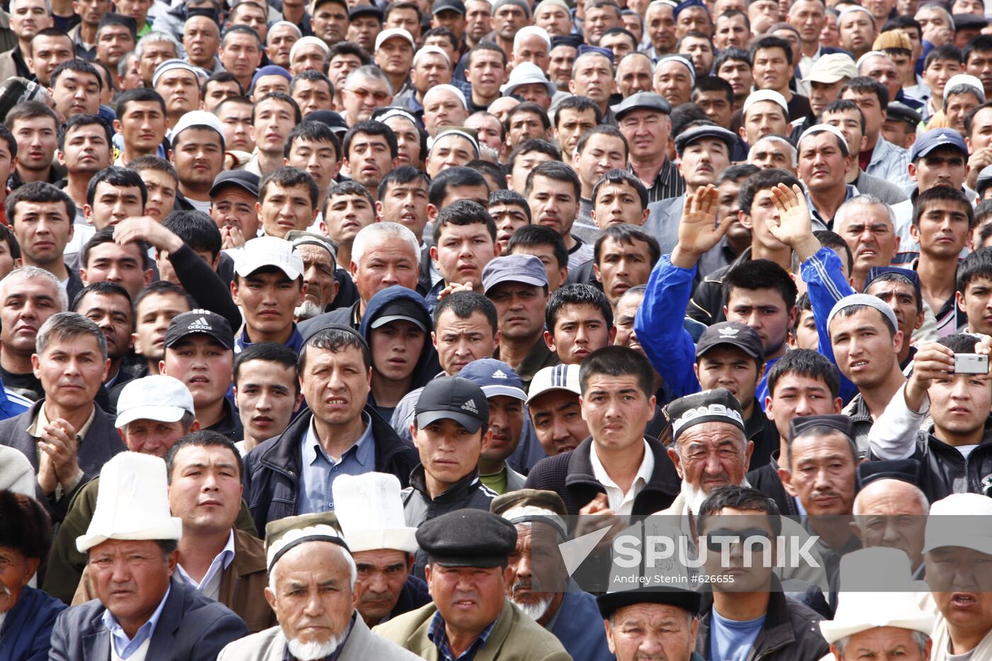 Kyrgyz President Kurmanbek Bakiyev supporters stage rally