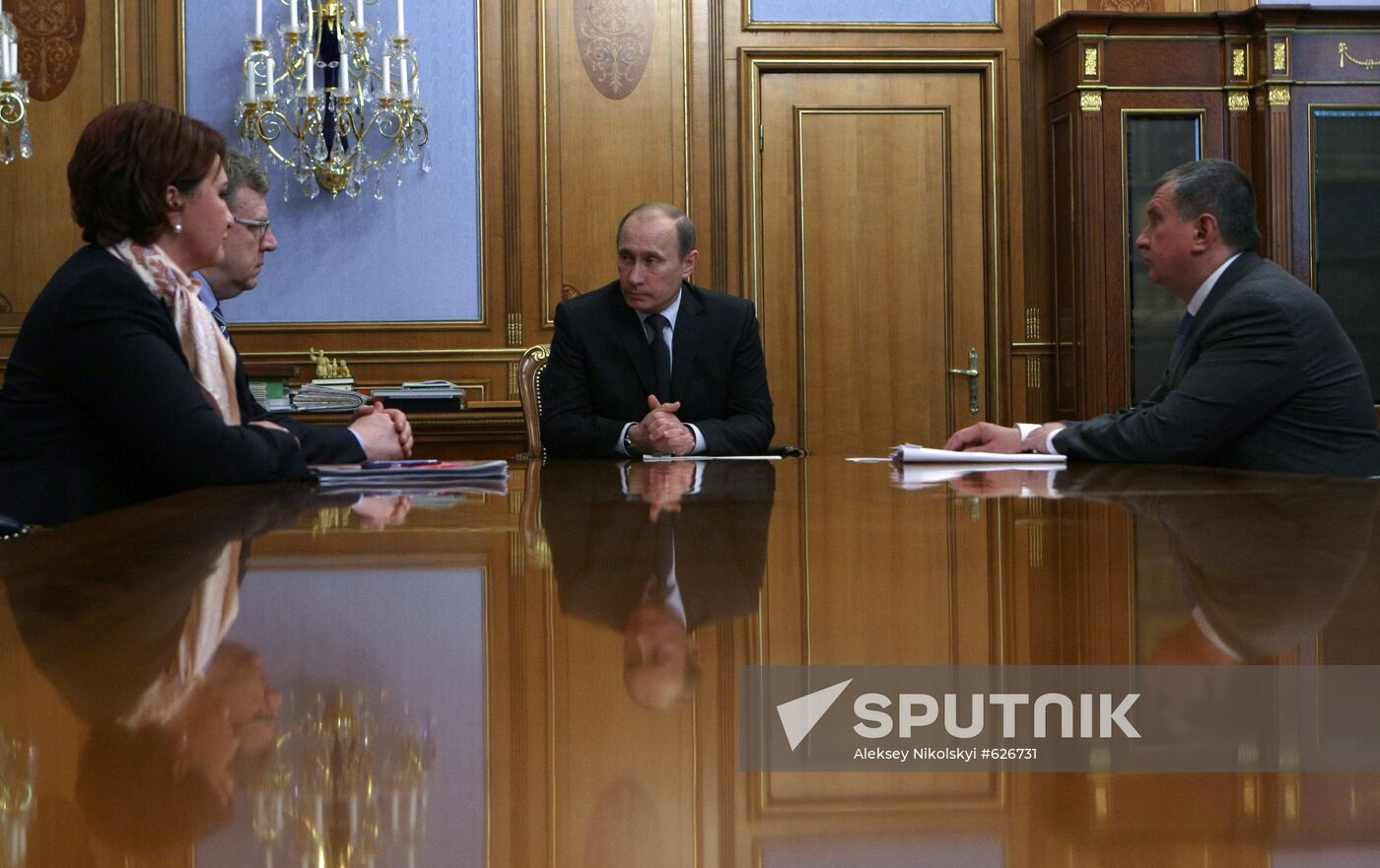 Vladimir Putin meets with Cabinet members
