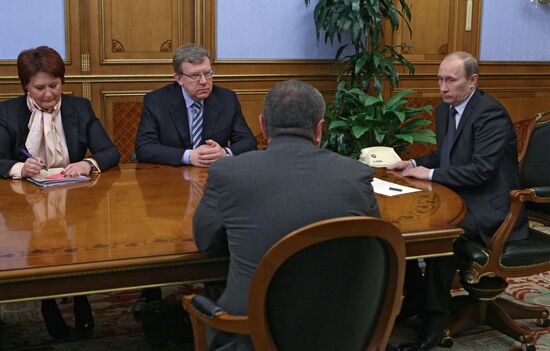 Vladimir Putin meets with Cabinet members