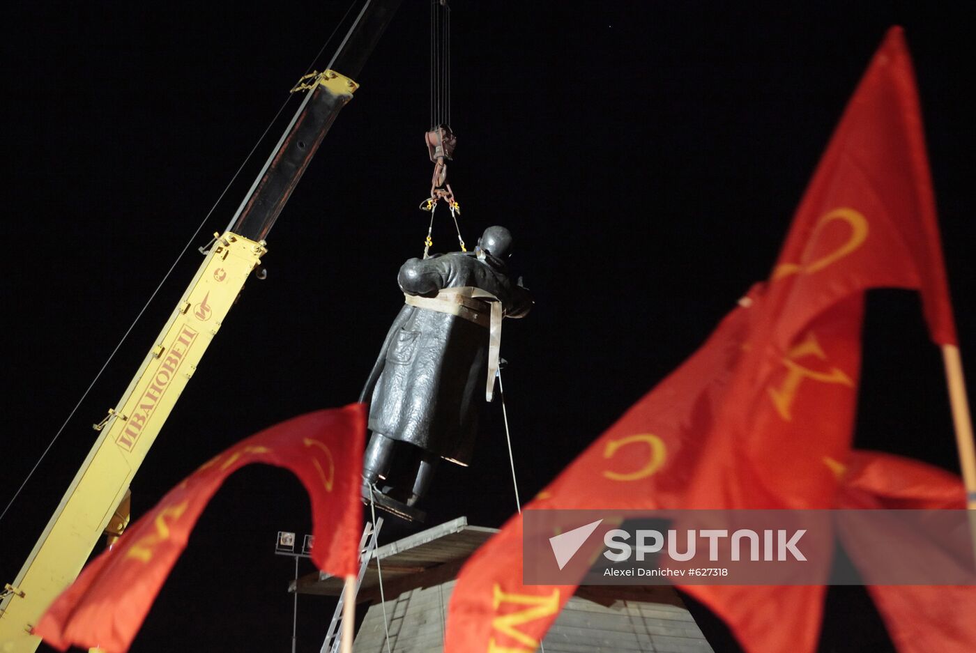 Mounting Lenin Monument near Finlyandsky Station