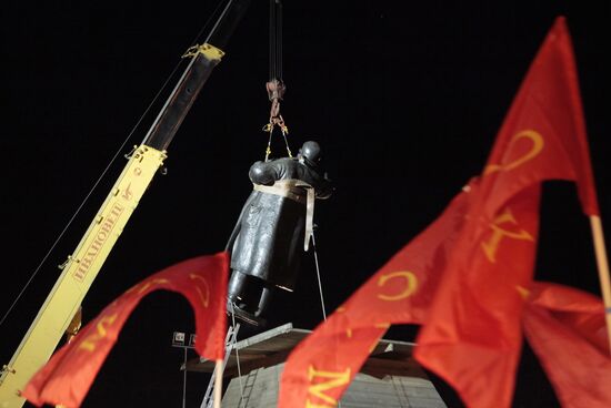 Mounting Lenin Monument near Finlyandsky Station