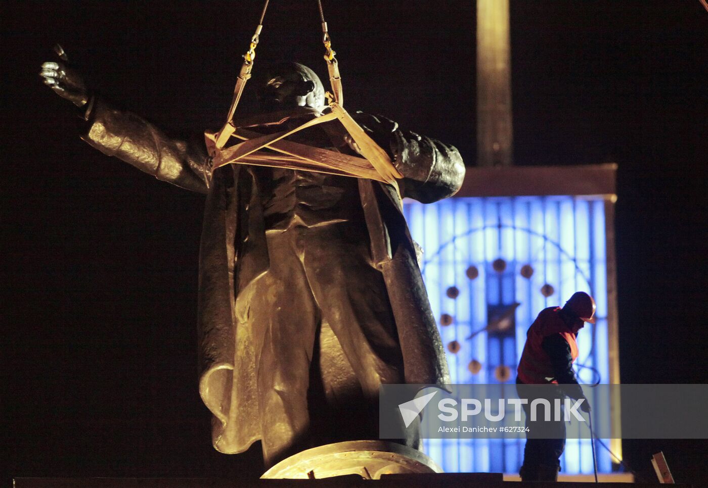 Mounting Lenin Monument near Finlyandsky Station