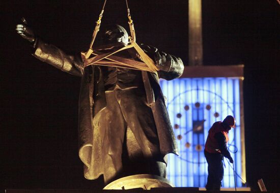 Mounting Lenin Monument near Finlyandsky Station
