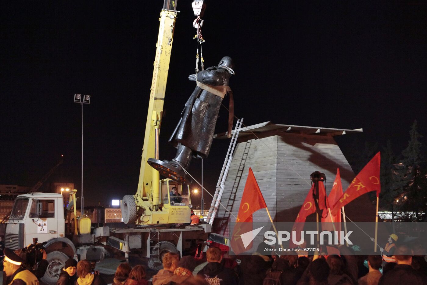 Mounting Lenin Monument near Finlyandsky Station