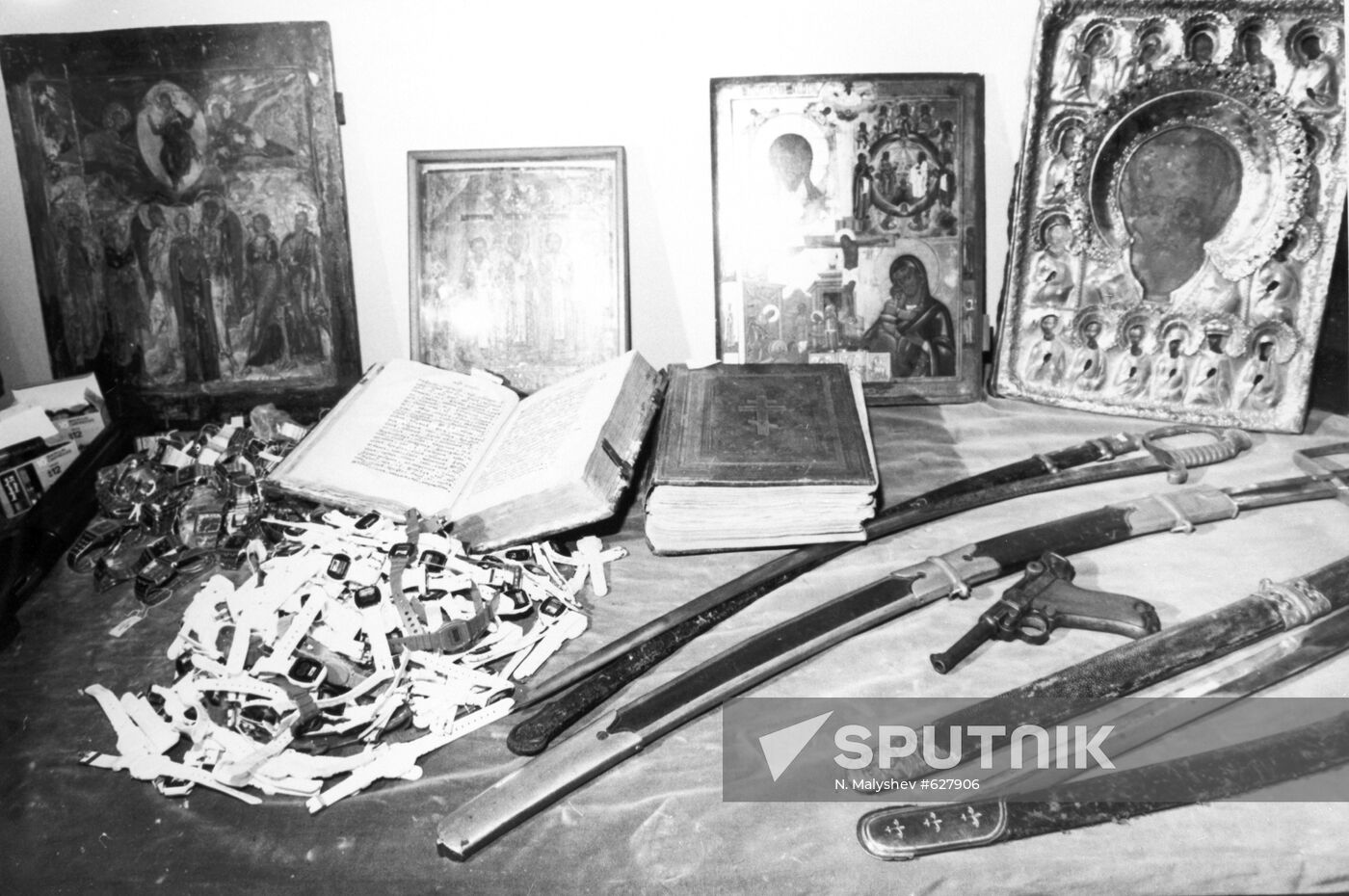 Old icons and armoury confiscated at the customs
