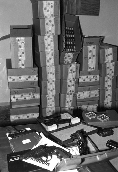 Gas spray guns and munitions