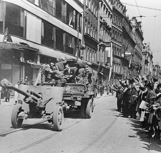 People of Prague greeting liberators