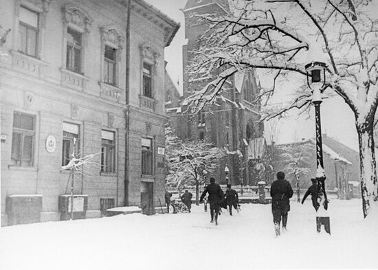 Soviet troops fighting in the streets of Budapest