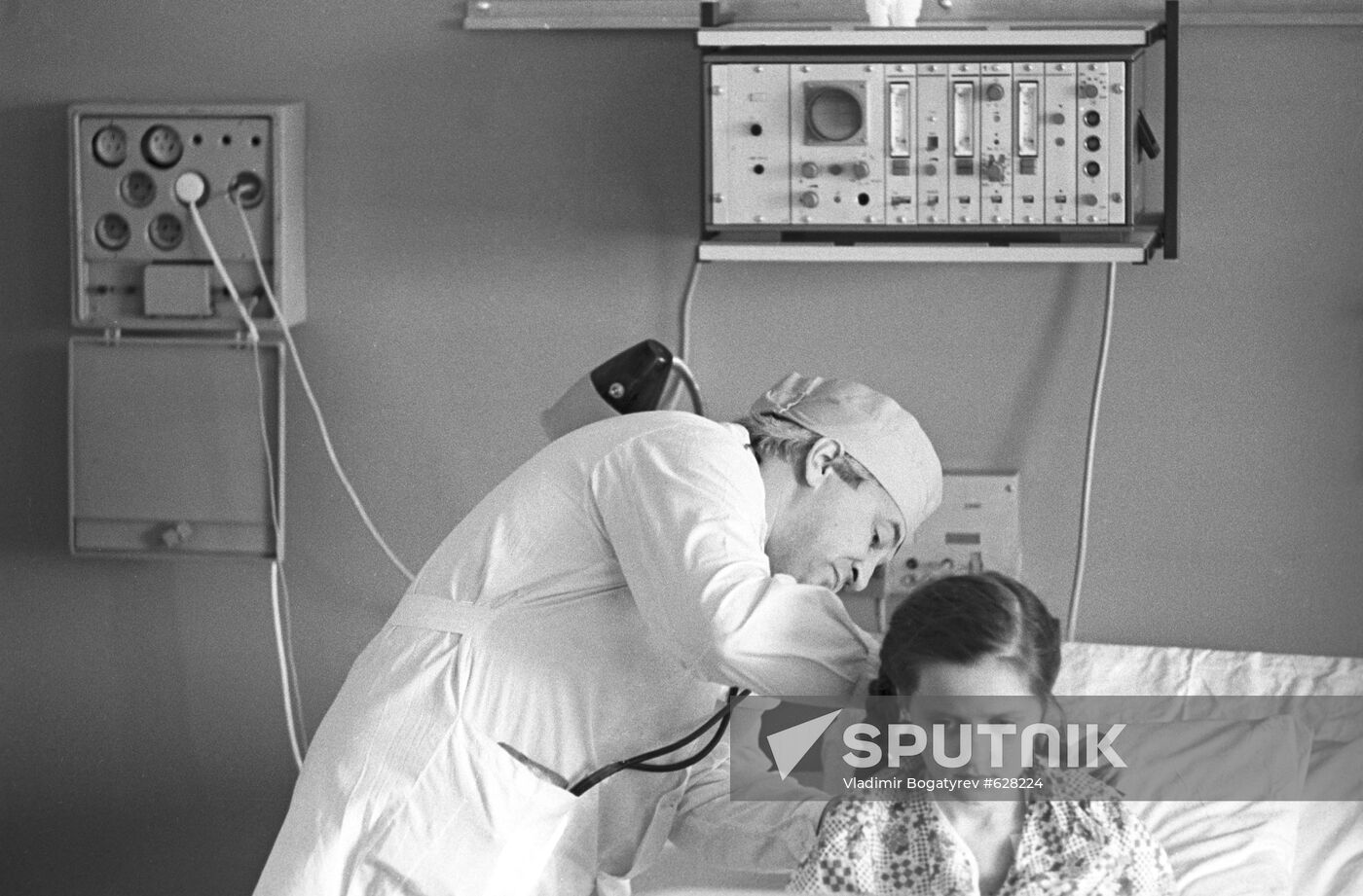 Alexander Saltanov examines girl after surgery