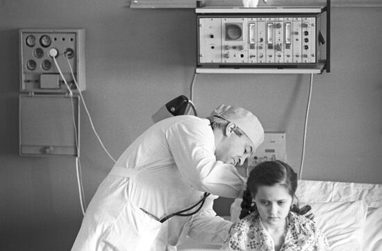 Alexander Saltanov examines girl after surgery