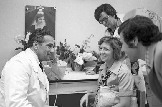 Lev Kantselson receiving patient