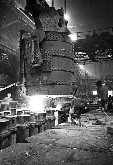 Workers of Hammer and Sickle plant cast blanks for gun shells
