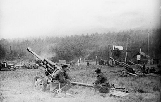 Czechoslovak Corps artillery battery at Duklya pass.