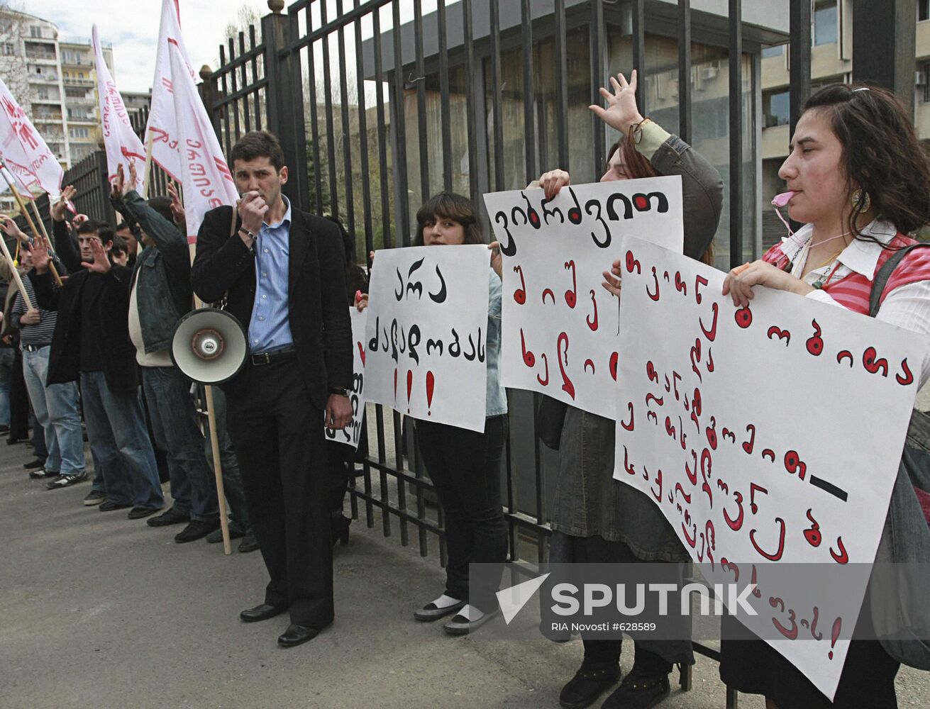 Activists of April 9th movement hold protests