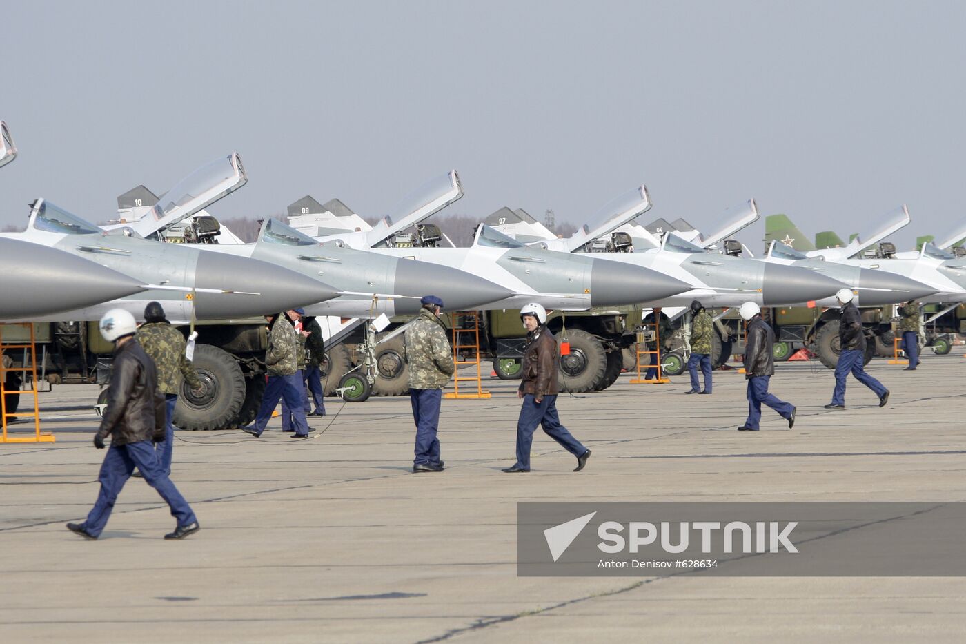 Pilots board Mig-29SMT fighters