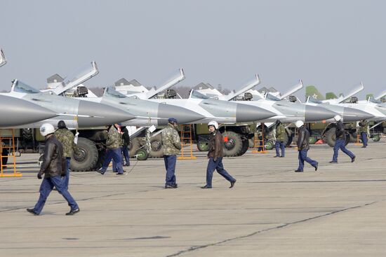 Pilots board Mig-29SMT fighters