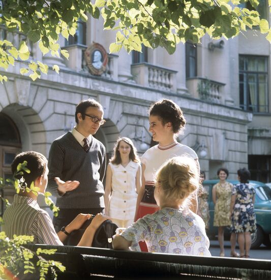 Students at entrance to Second Medical Institute's main building