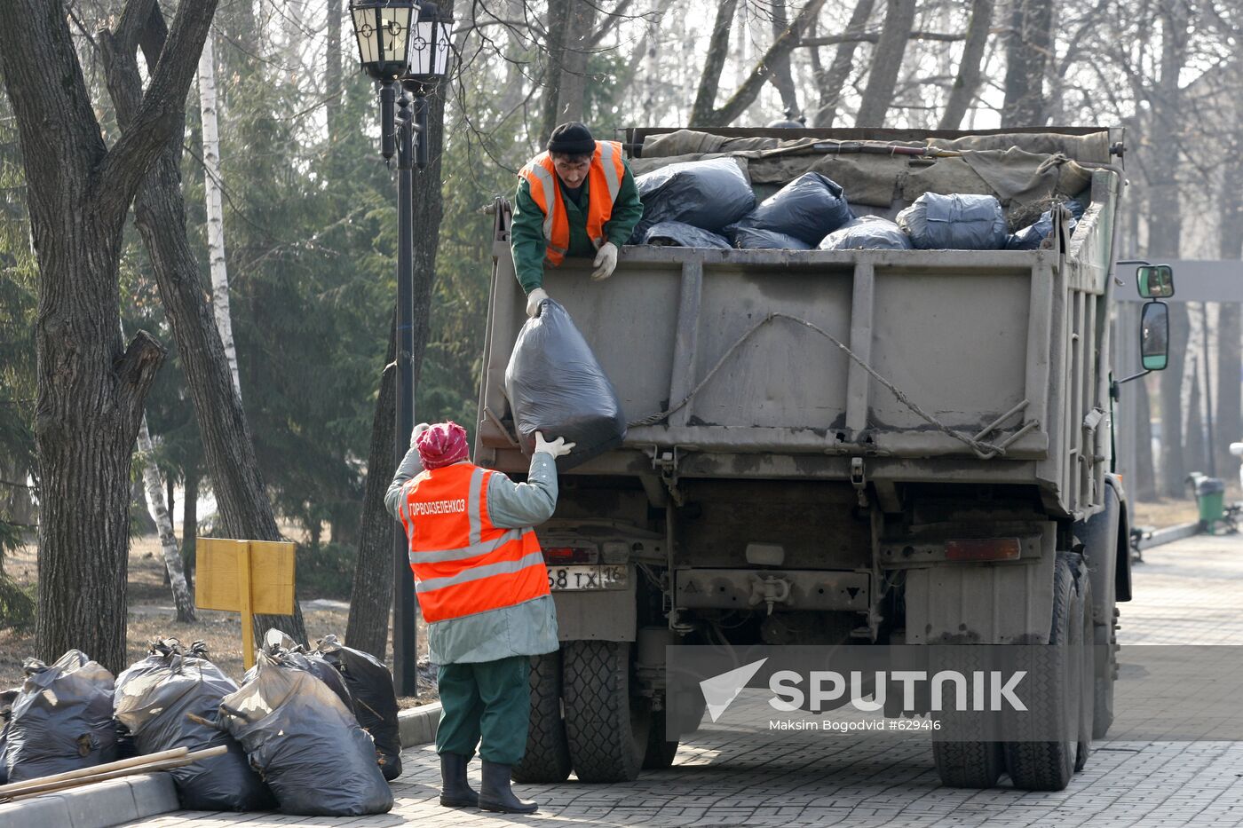 Volunteers clean up streets of Kazan