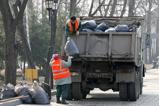 Volunteers clean up streets of Kazan