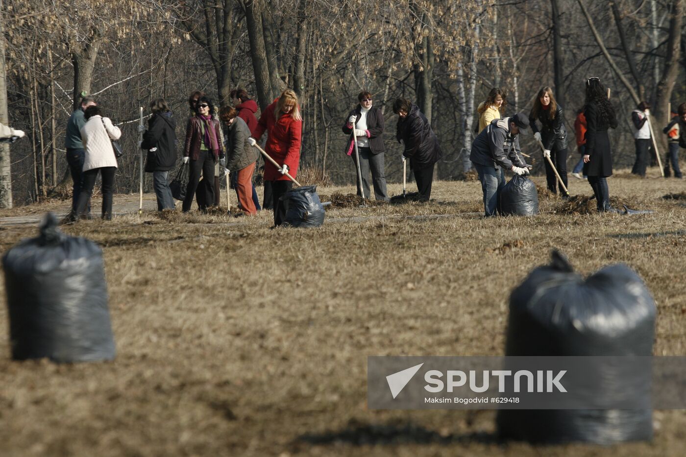 Volunteers clean up streets of Kazan