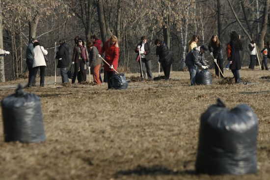 Volunteers clean up streets of Kazan