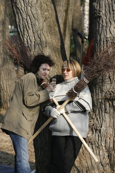 Volunteers clean up streets of Kazan