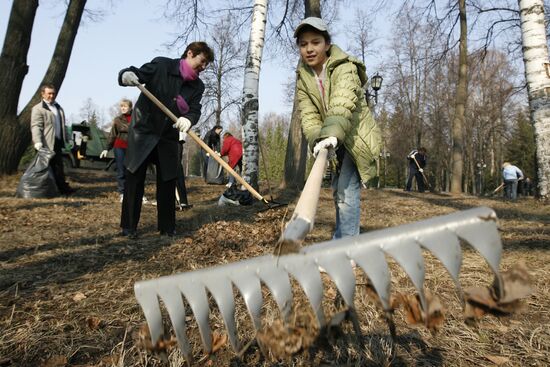 Volunteers clean up streets of Kazan