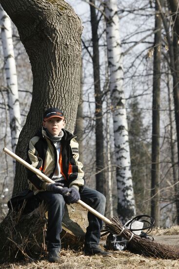 Teenager cleans up park in Kazan
