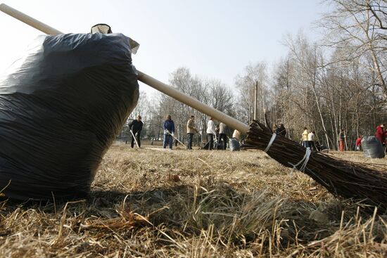 Volunteers clean up streets of Kazan