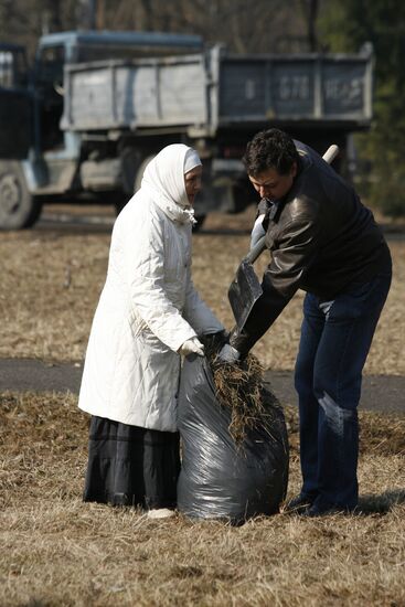 Volunteers clean up streets of Kazan