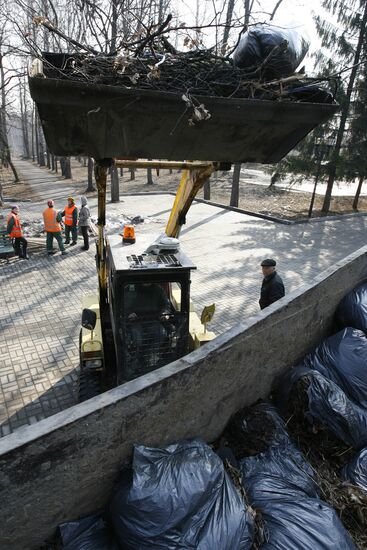 Volunteers clean up streets of Kazan