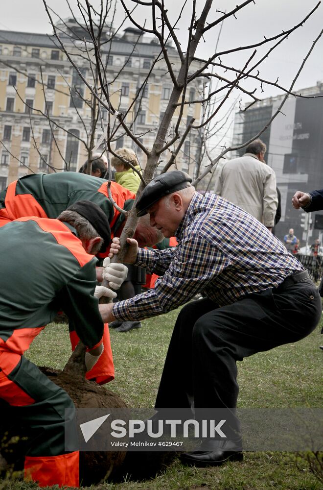 Yury Luzhkov plants trees on volunteer city clean-up day