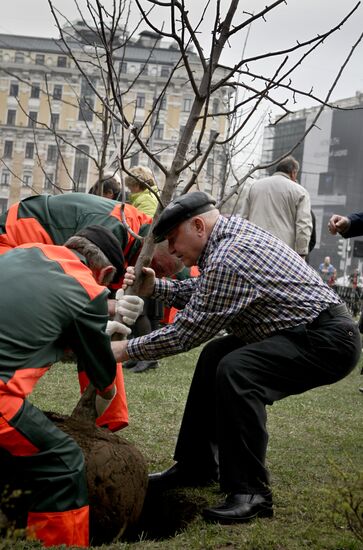 Yury Luzhkov plants trees on volunteer city clean-up day