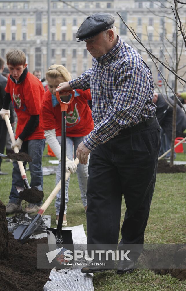Yury Luzhkov plants trees on volunteer city clean-up day