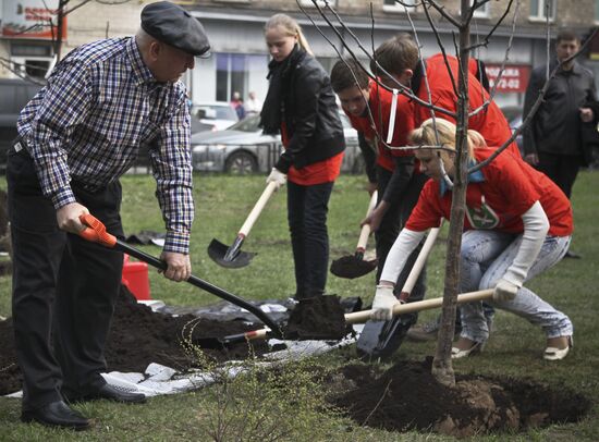 Yury Luzhkov plants trees on volunteer city clean-up day