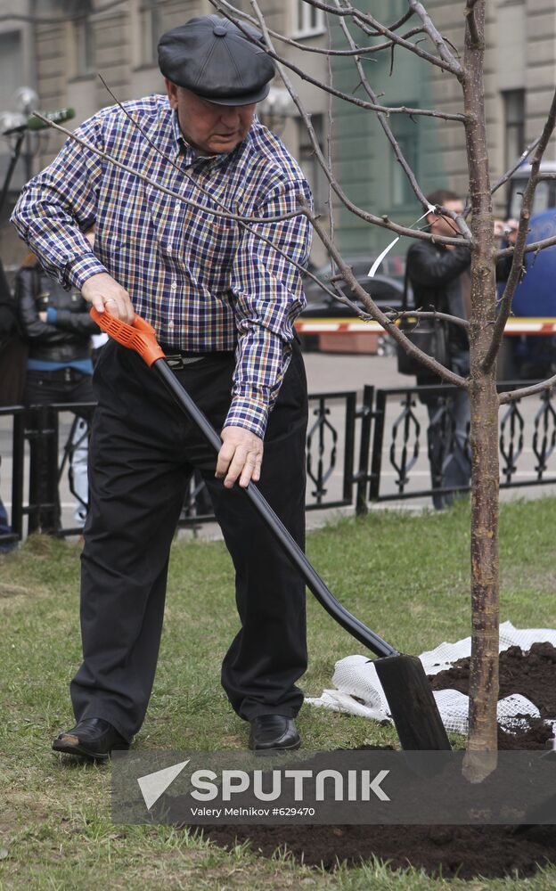 Yury Luzhkov plants trees on volunteer city clean-up day