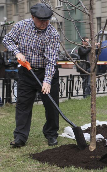 Yury Luzhkov plants trees on volunteer city clean-up day