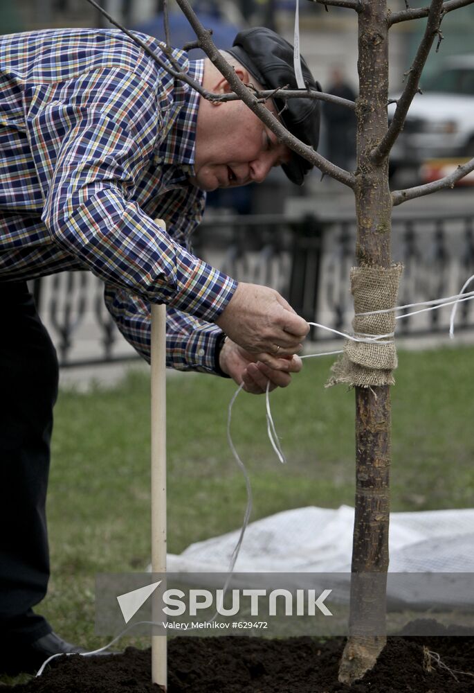 Yury Luzhkov plants trees on volunteer city clean-up day