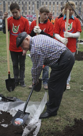 Yury Luzhkov plants trees on volunteer city clean-up day