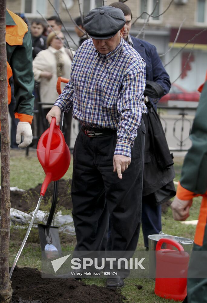 Yury Luzhkov plants trees on volunteer city clean-up day