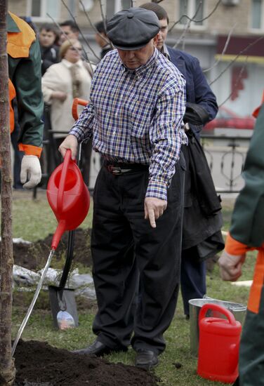 Yury Luzhkov plants trees on volunteer city clean-up day