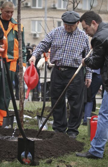 Yury Luzhkov plants trees on volunteer city clean-up day